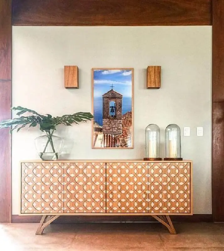modelo de armário buffet de madeira com detalhes na porta  Foto Lucas Ribeiro