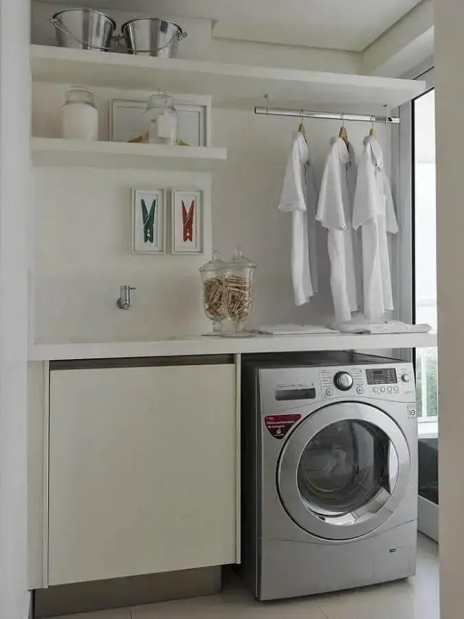 móveis para lavanderia pequena planejada toda branca Foto Ornare