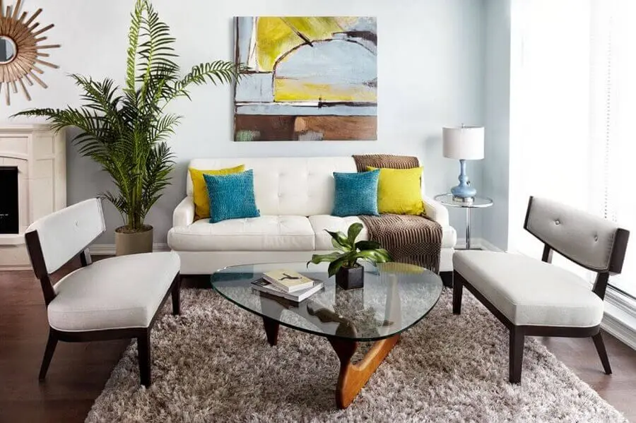 móveis para sala de visita decorada com almofadas coloridas e tapete felpudo Foto Lux Design