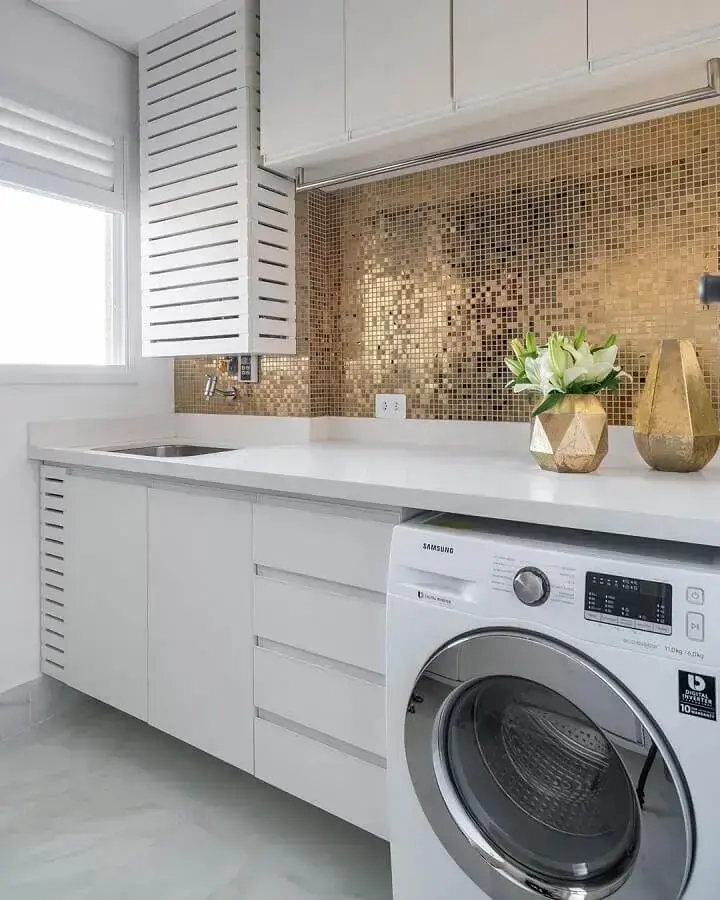 móveis planejados para lavanderia branca decorada com pastilhas douradas Foto Jeito de Casa