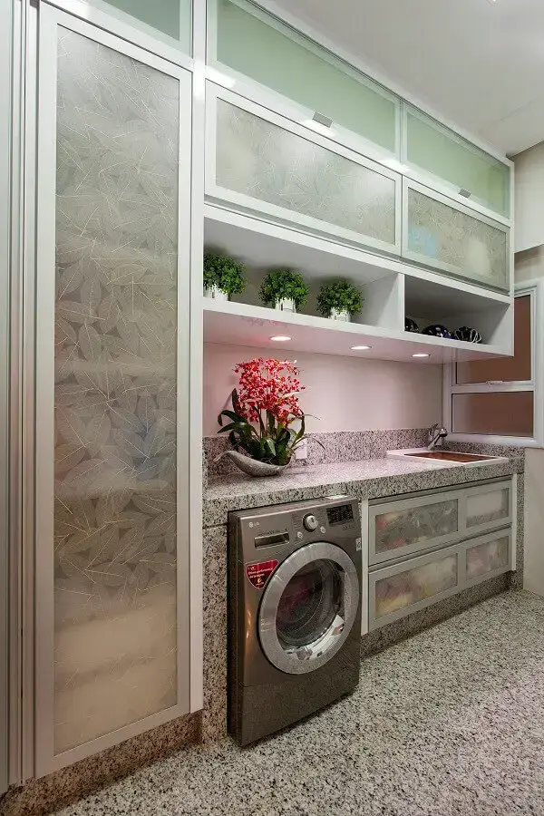 móveis planejados para lavanderia decorada com bancada de granito Foto Aquiles Nícolas Kilaris