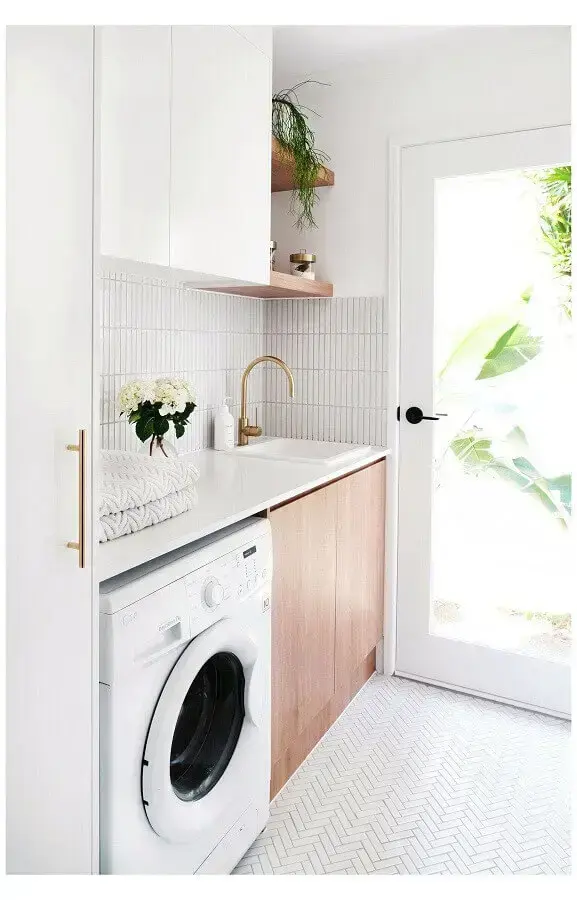 móveis planejados para lavanderia pequena branca e amadeirada Foto Adore Magazine