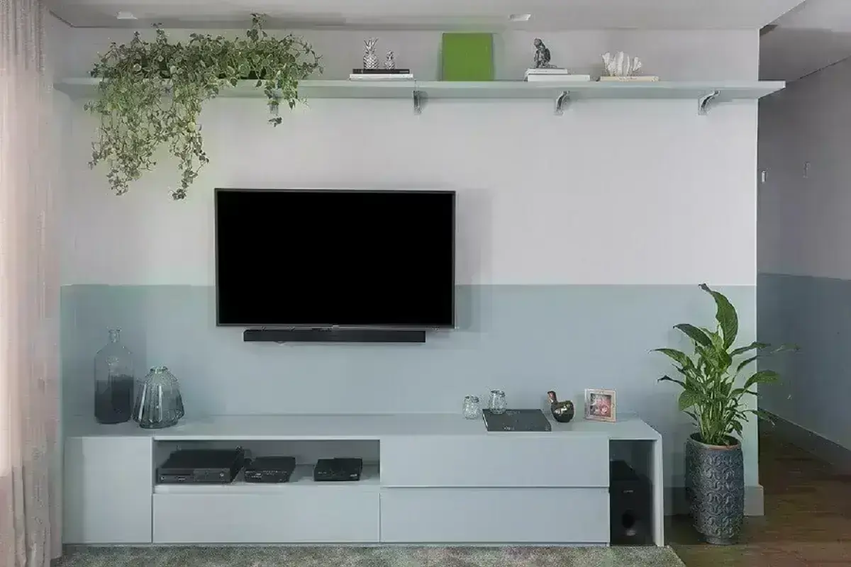 pintura meia parede azul pastel para decoração de sala de TV Foto Pinterest