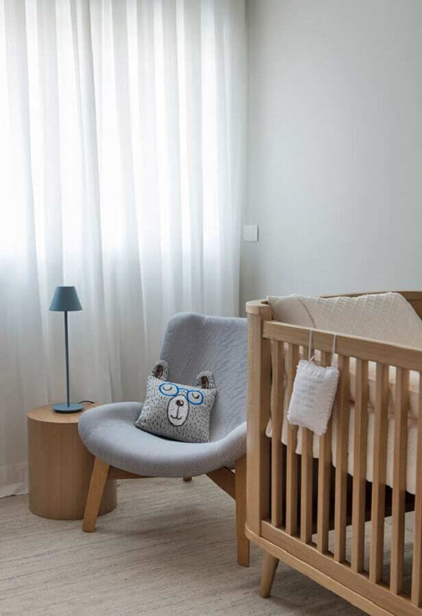 poltrona amamentação pequena para quarto de bebê clean decorado com berço de madeira Foto Pinterest