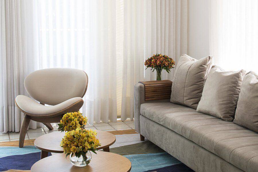 poltrona pequena para sala de estar decorada com tapete colorido e sofá cinza Foto Meu Móvel de Madeira