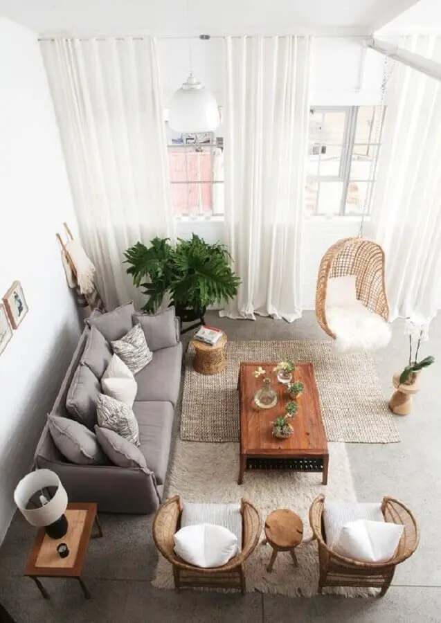 poltronas para decoração de sala de visita com sofá cinza e balanço de vime Foto Casa Prosa Décor