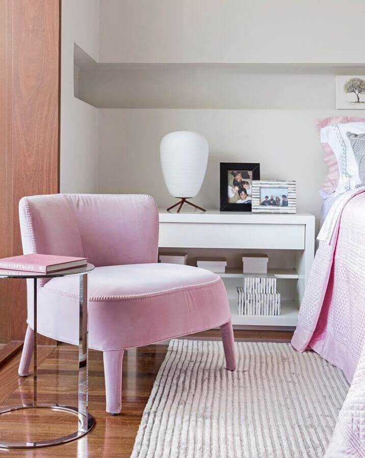 quarto branco decorado com poltrona pequena cor de rosa Foto Pinterest