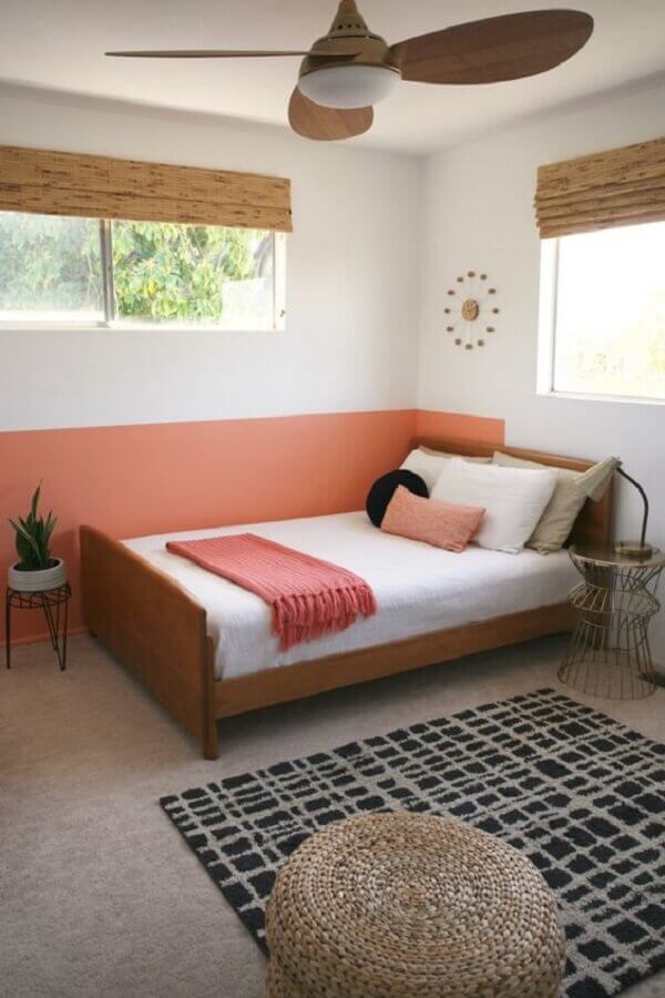 quarto simples decorado com cama de madeira e meia parede rosa Foto Pinterest
