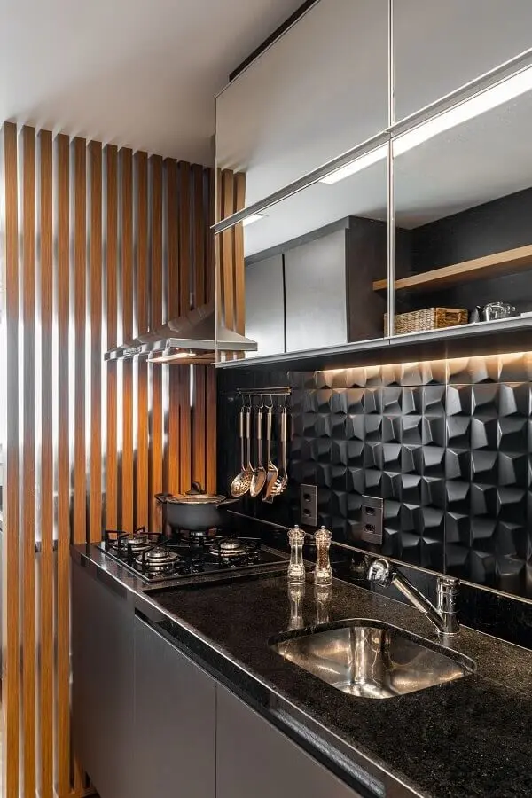 revestimento 3D preto para cozinha pequena decorada com armário aéreo espelhado
