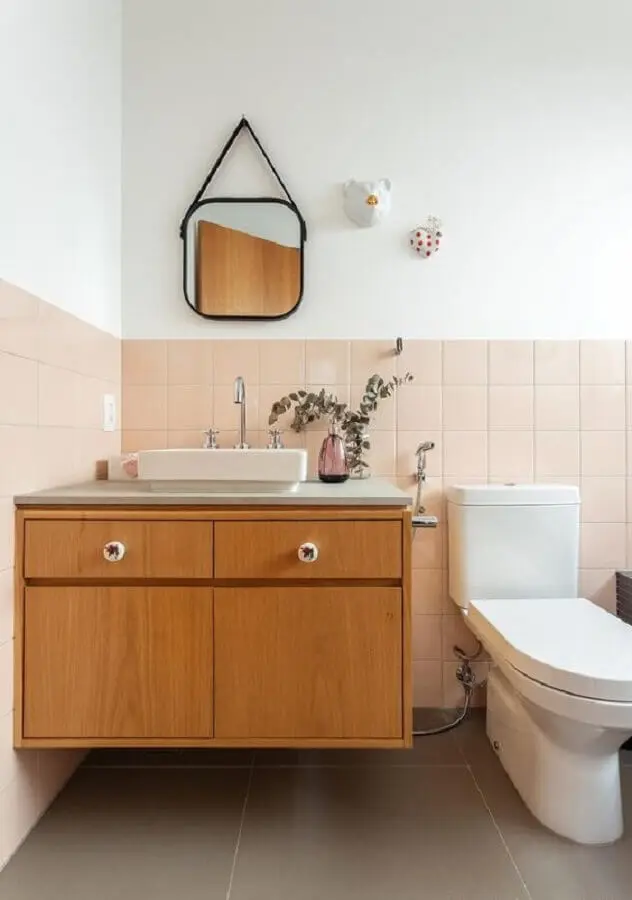 revestimento meia parede rosa claro para decoração de banheiro com gabinete suspenso Foto Histórias de Casa