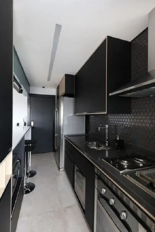 revestimento preto hexagonal para decoração de cozinha pequena planejada Foto Archtrends