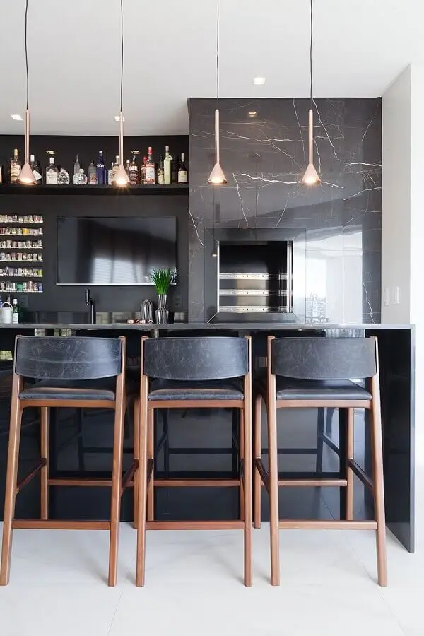 revestimento preto para decoração de varanda gourmet com churrasqueira Foto Stein Arquitetura