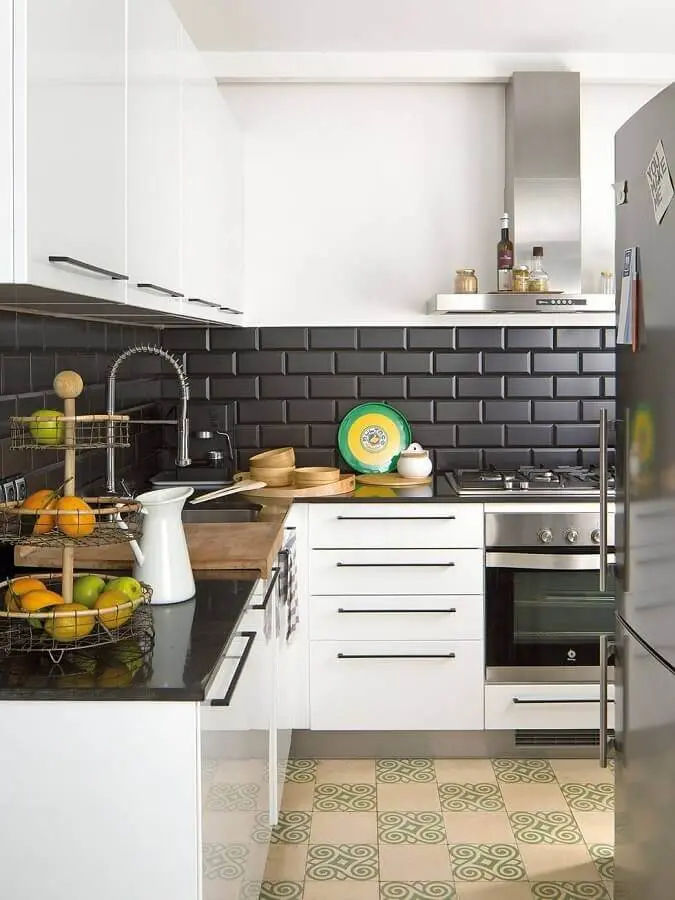 revestimento tijolinho preto fosco para decoração de cozinha branca planejada Foto Pinterest