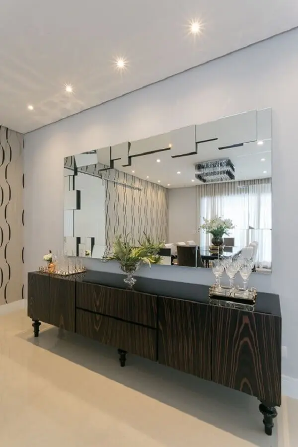 sala ampla decorada com espelho de parede e armário buffet Foto Art Ville Móveis