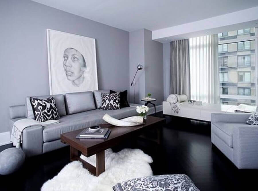 Sala com porcelanato acetinado preto e sofá cinza