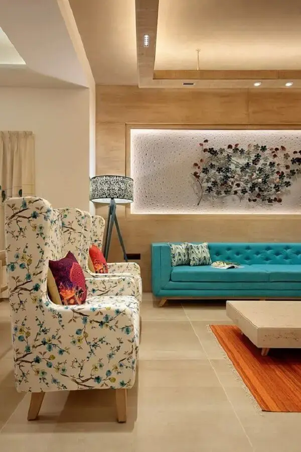 sala de visita decorada com sofá azul capitonê e poltronas estampadas Foto Dress Your Home