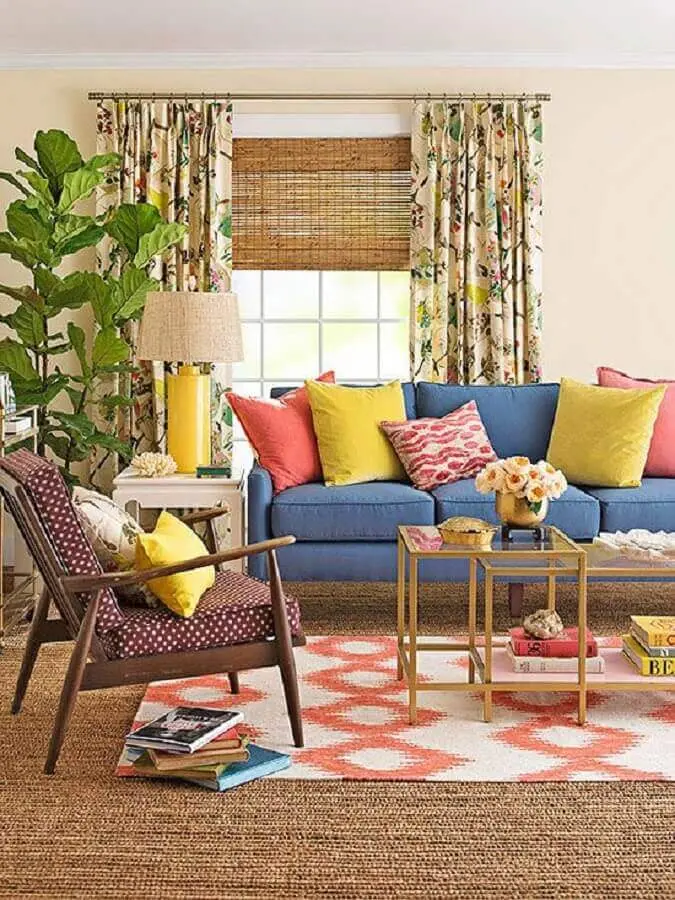 sala de visita simples decorada com almofadas coloridas para sofá azul Foto Better Homes and Gardens