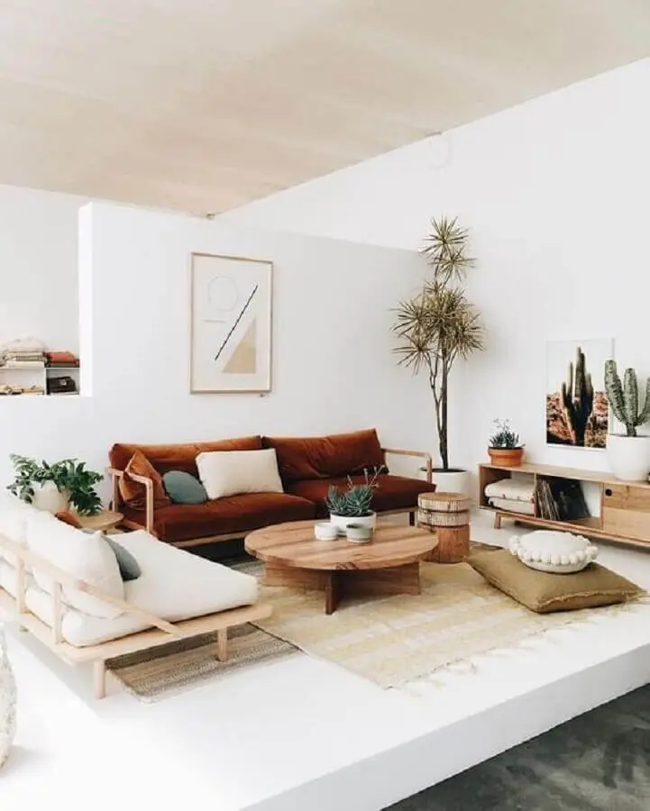 sofá marrom de madeira para sala de visita decorada em cores claras Foto Pinterest
