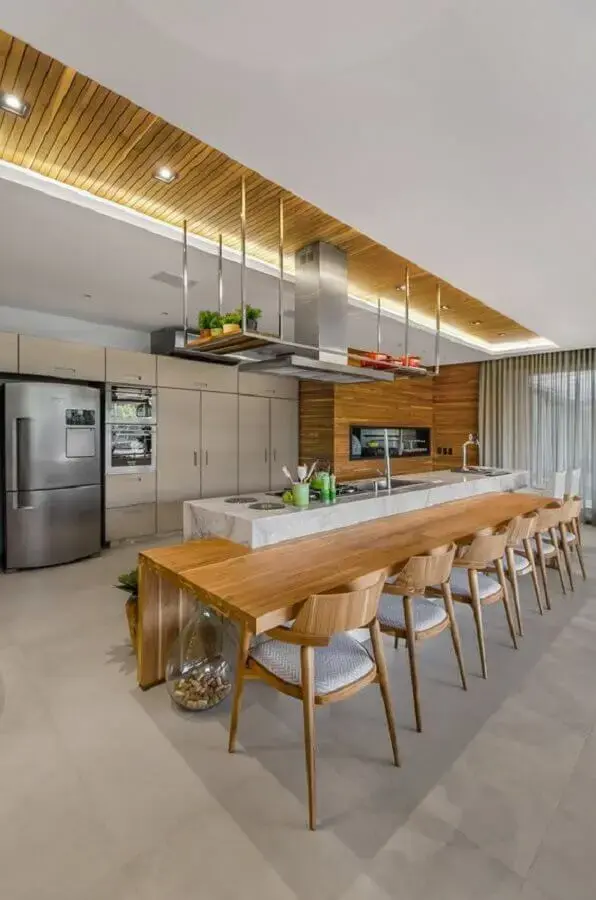 área gourmet moderna decorada com ilha de cozinha com bancada de madeira Foto Studio Colnaghi