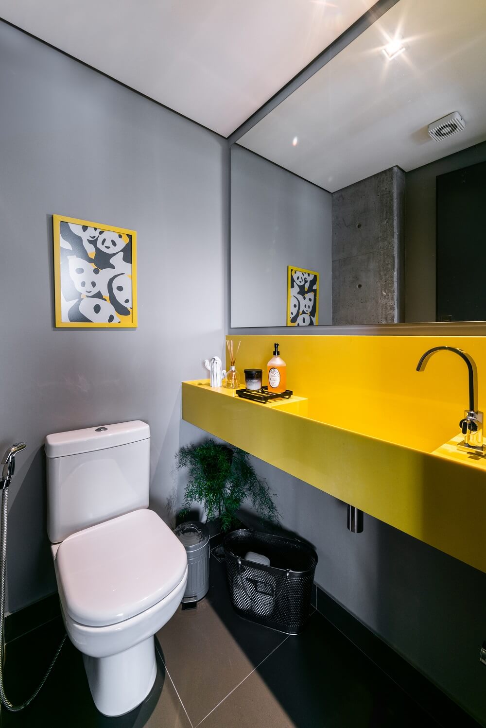 A bancada de banheiro amarela quebra a neutralidade do lavabo. Foto: Guilherme Pucci