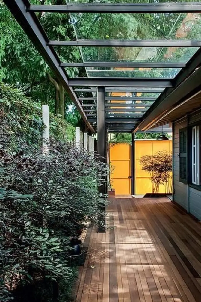 A cobertura de vidro vai da garagem até a cozinha gourmet do imóvel. Fonte: Arquitetura e Construção