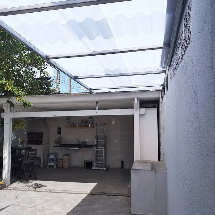 A cobertura para garagem com telhas brancas retém parcialmente a iluminação natural no espaço. Fonte: Nossa Casa 93 Karen