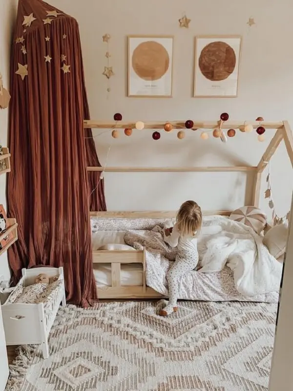 A cortina marrom para quarto tem um caimento sobre a cama deixando a decoração ainda mais especial. Fonte: Pinterest