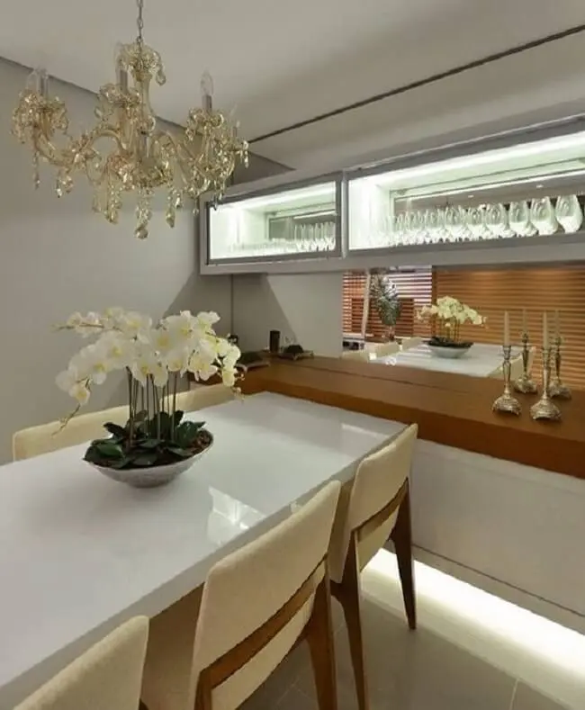 A cristaleira branca para cozinha e sala de jantar suspensa otimiza o espaço no ambiente. Fonte: Revista VD