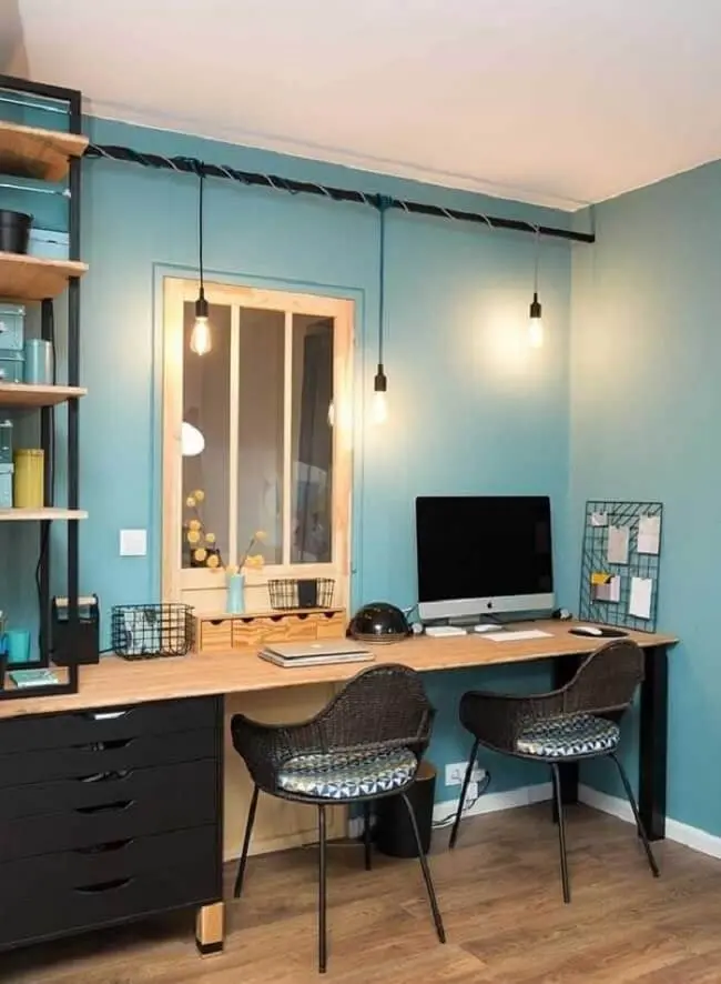 A parede azul deixa o escritório planejado com gaveteiro preto mais acolhedor. Fonte: Pinterest