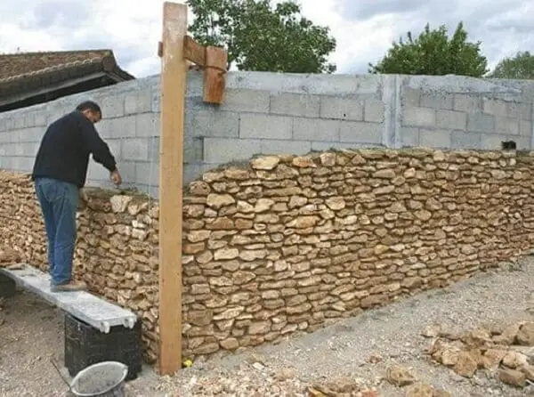 A pedra madeira é muito usado como revestimento externo. Fonte: Pinterest