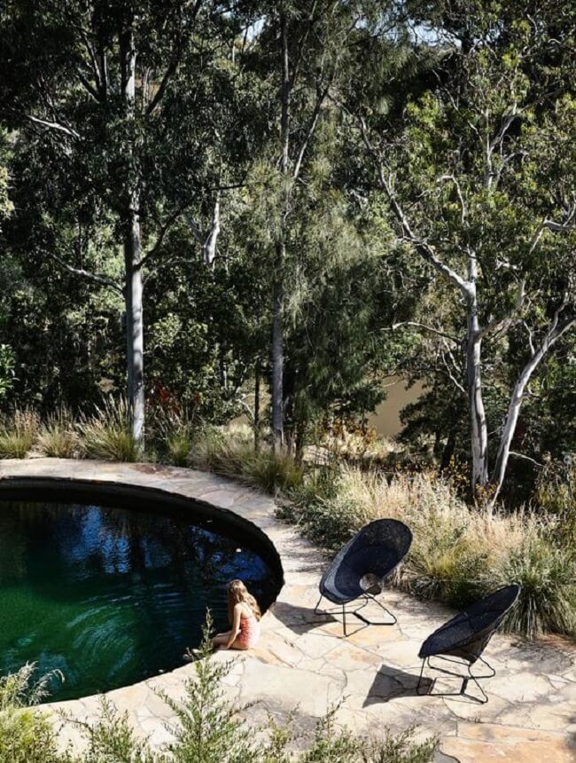 A piscina grande redonda se conecta com a paisagem do entorno. Fonte: Pinterest