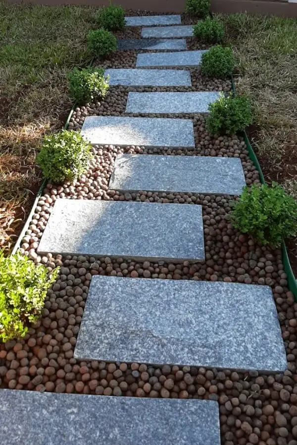 Argila expandida e placas de granito decoram o caminho da área externa. Fonte: Pinterest