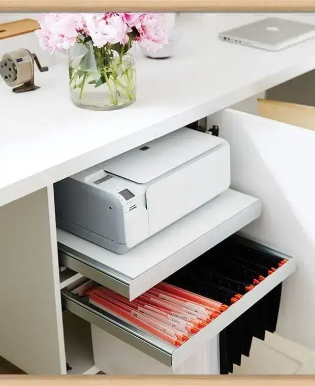 Armário de escritório baixo com impressora e documentos