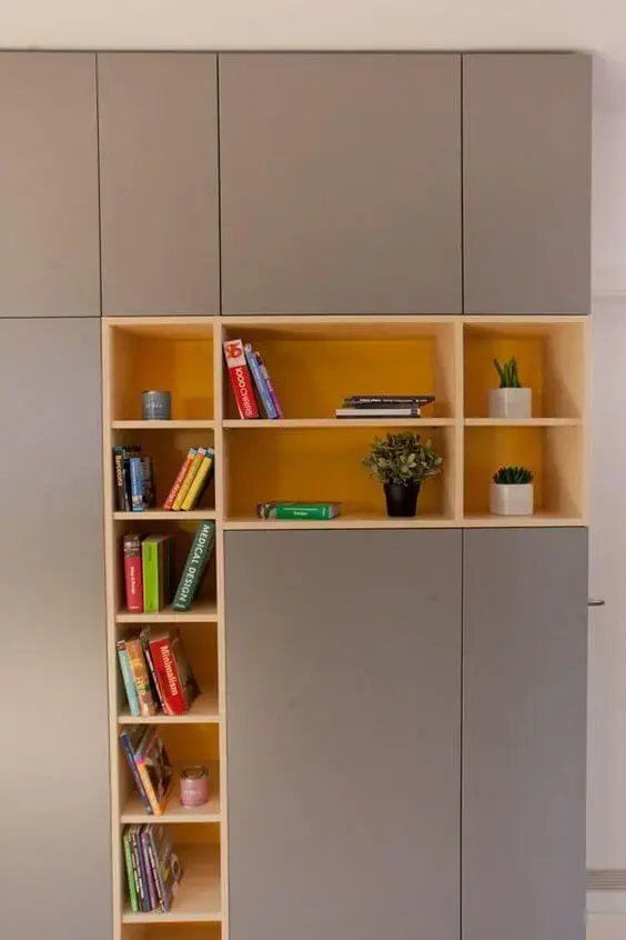Armário de escritório com nichos de madeira para livros
