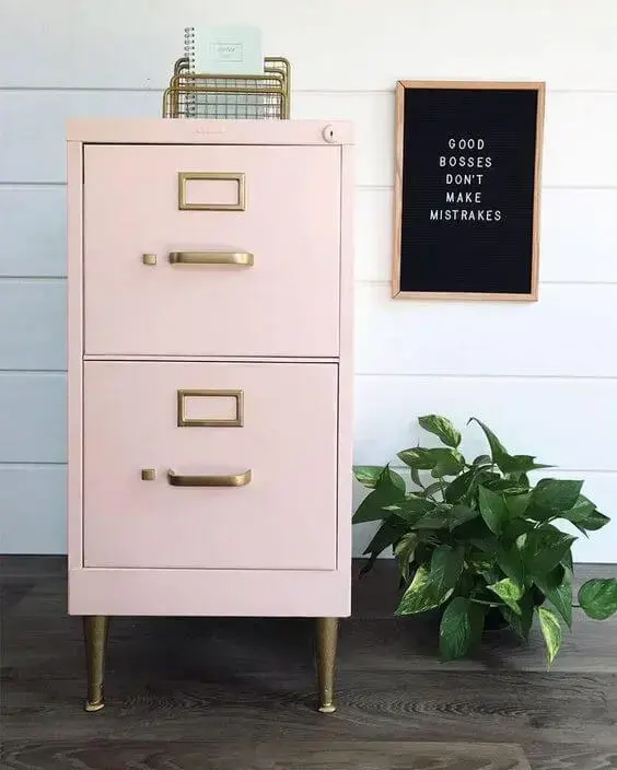 Armário de escritório pequeno e prático na cor rosa