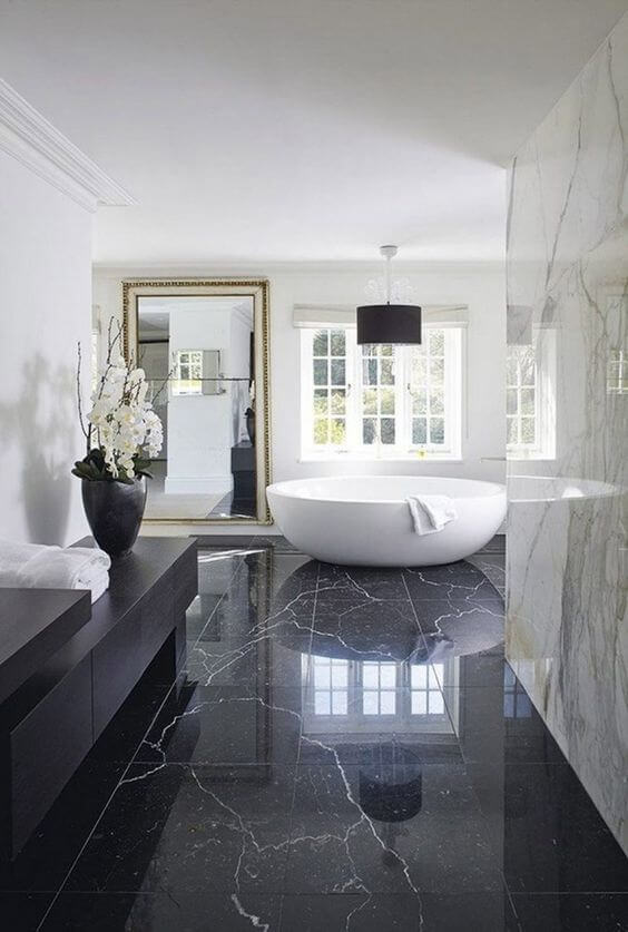 Banheiro com cores de piso de porcelanato marmorizado com banheira branca