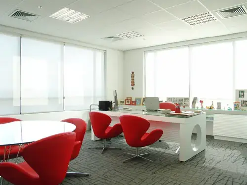 Cadeira vermelha com mesa branca para escritório