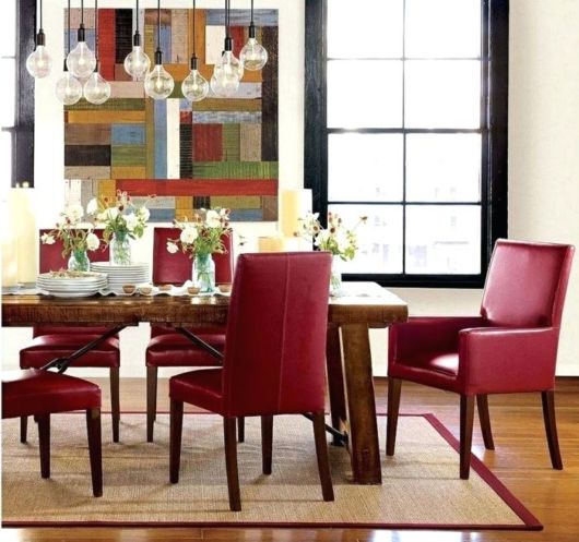Cadeira vermelha de couro pra sal de jantar rustica