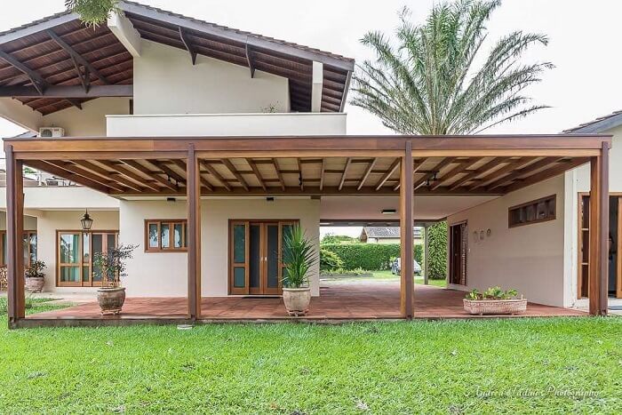 Casa de campo com cobertura para garagem de madeira ampla. Fonte: Andrea Castro Resende Fadini