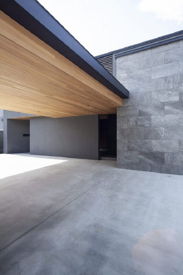 Casa moderna com cobertura para garagem feita em forro de madeira. Fonte: Pinterest