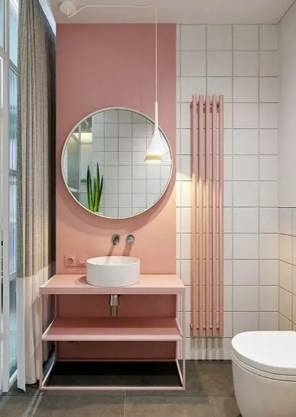 Cor pessego para decoração de banheiro moderno com espelho redondo