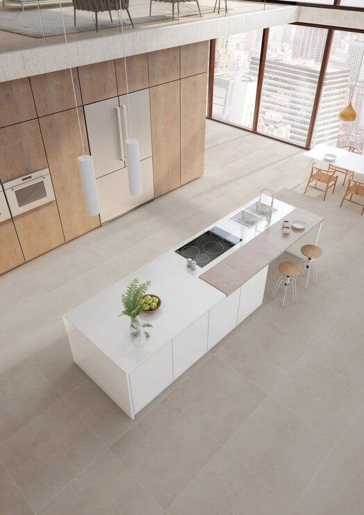 Cozinha ampla com piso de porcelanato amadeirado claro