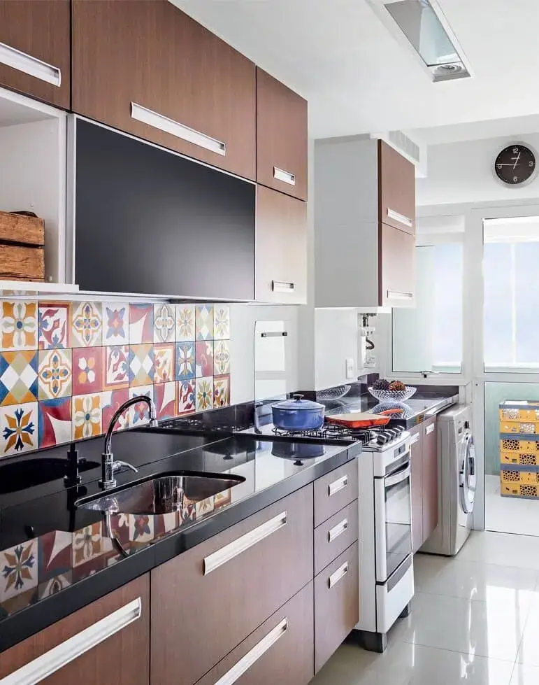 Cozinha com armários em tons de marrom e revestimento colorido