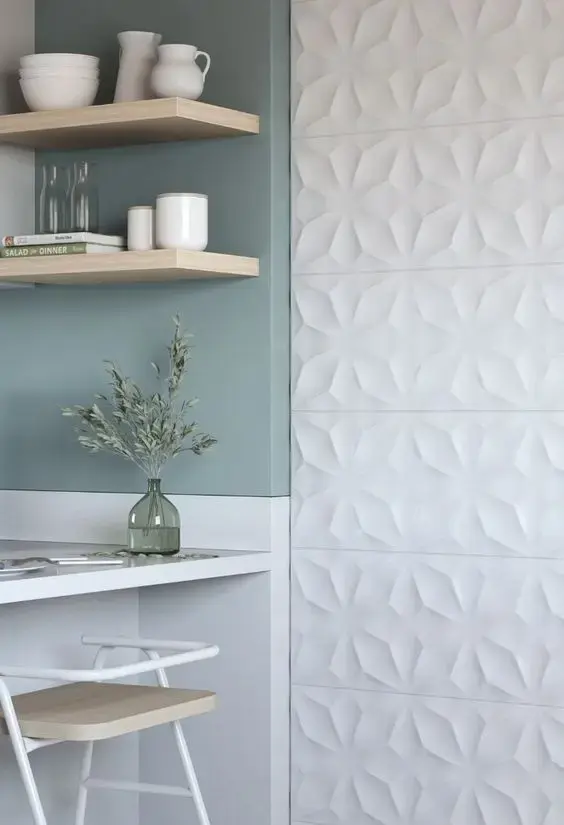 Cozinha com parede de porcelanato 3D branco e revestimento verde claro