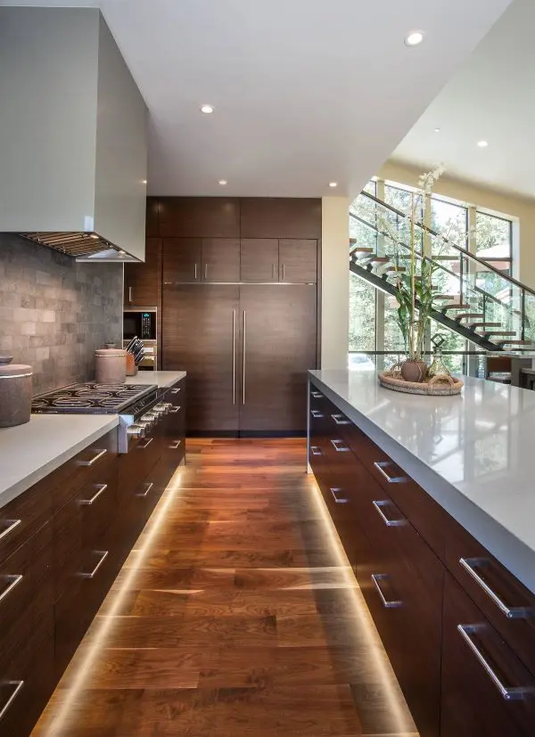Cozinha com piso marrom e armários de madeira