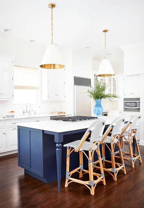 Cozinha com piso marrom e balcão azul marinho 
