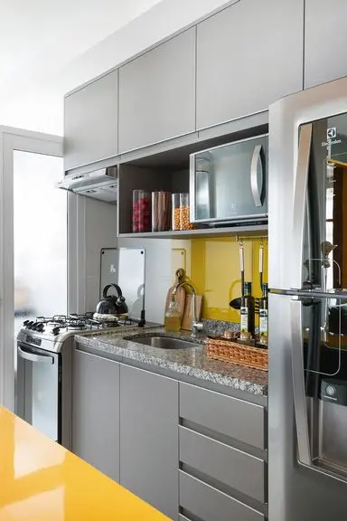 Cozinha pequena com granito cinza e armários da mesma cor