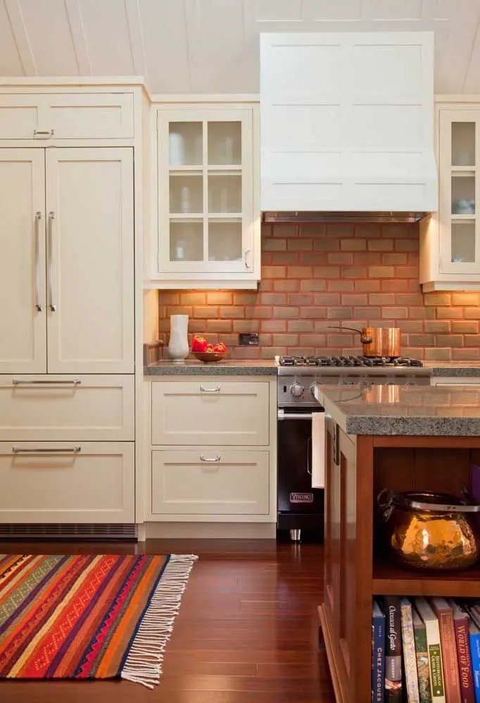 Cozinha planejada com granito cinza e móveis de madeira