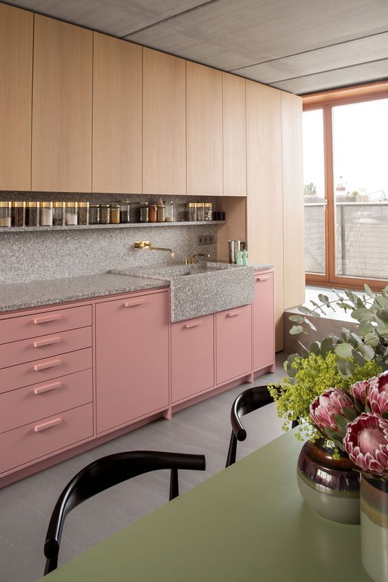 Cozinha rosa com granito cinza na bancada