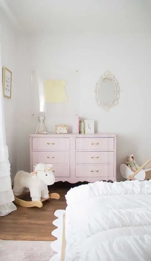 Decoração com cômoda rosa claro para quarto infantil Foto Jeito de Casa